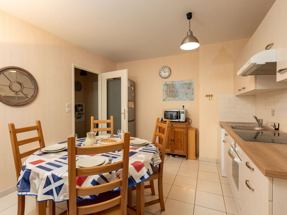 Sky, Water, Building, Property, Plant, Azure, Swimming Pool, Cloud, Leisure, Window