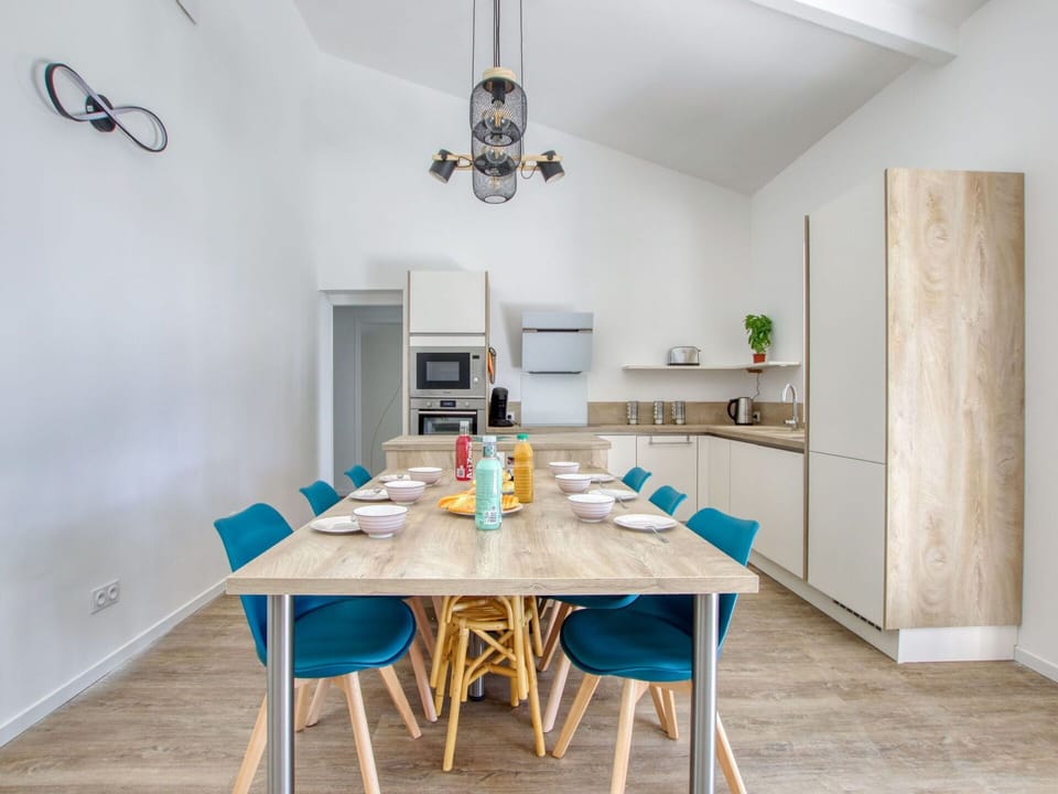 Sky, Water, Building, Property, Plant, Azure, Swimming Pool, Cloud, Leisure, Window