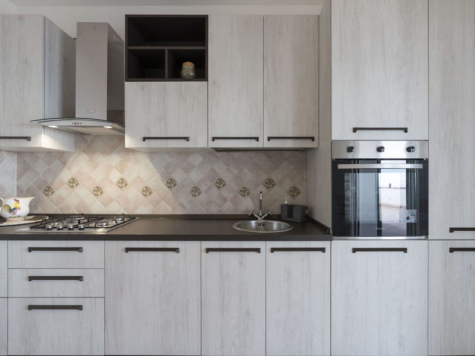 Cabinetry, Countertop, Property, Kitchen Sink, Kitchen Stove, Sink, Tap, Wood, Building, Kitchen