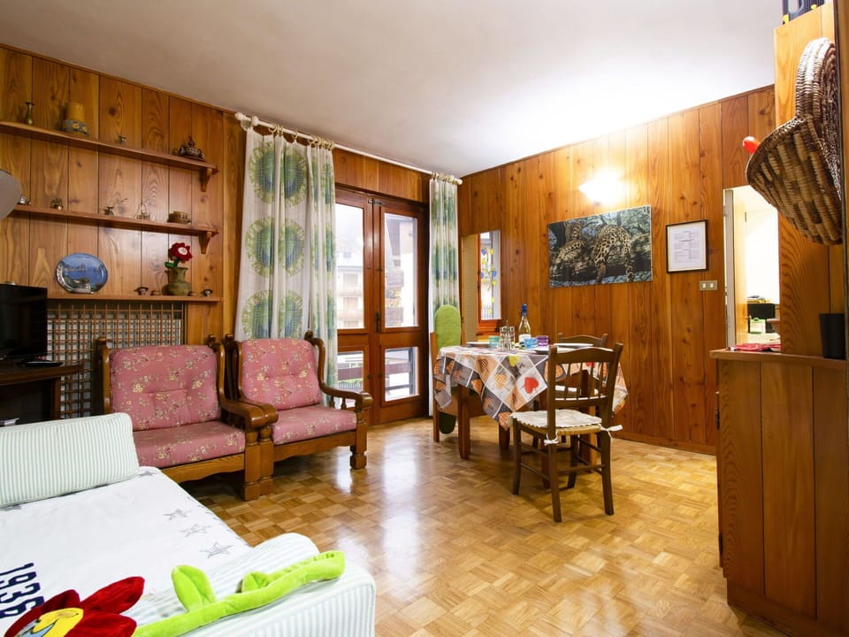 Furniture, Picture Frame, Plant, Interior Design, Wood, Comfort, Building, Table, Living Room, Chair