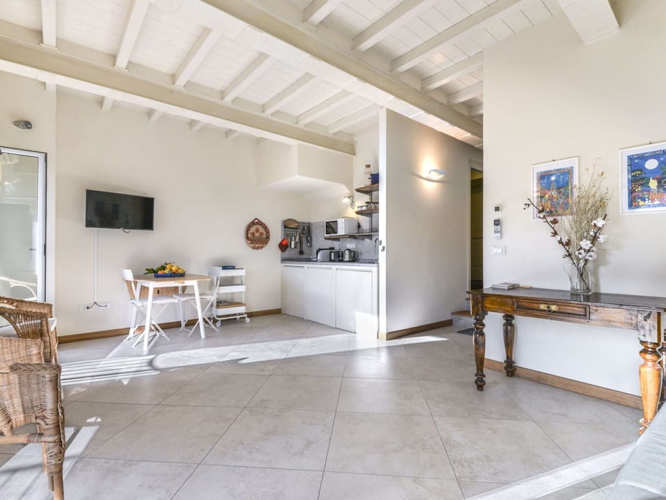 Property, Picture Frame, Architecture, Interior Design, Building, Floor, Flooring, Wood, Houseplant, Real Estate