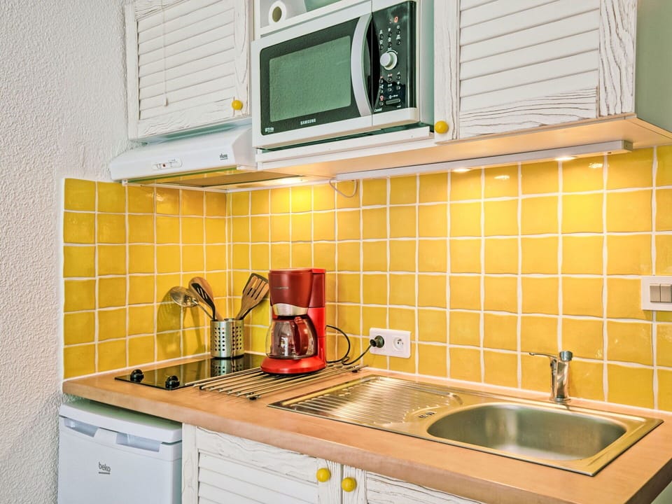 Kitchen Sink, Cabinetry, Tap, Sink, Countertop, Property, Plumbing Fixture, Green, Kitchen, Interior Design