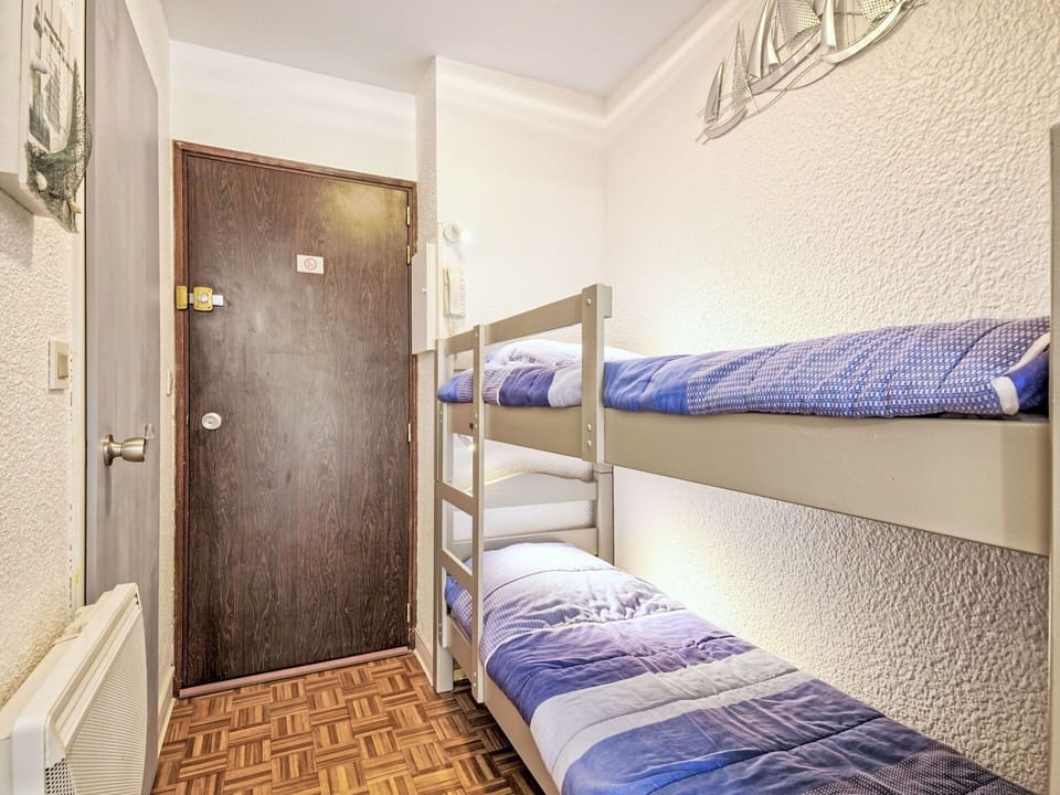 Property, Furniture, Building, Comfort, Textile, Wood, Bed Frame, House, Interior Design, Bed