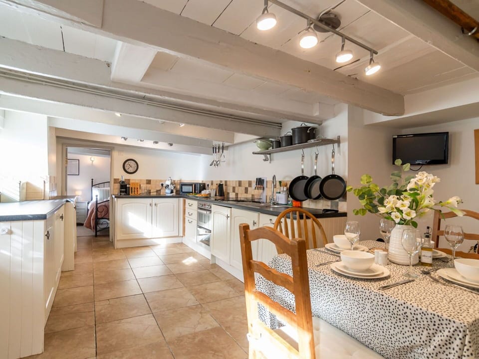 Plant, Building, Sky, Cloud, Window, House, Tree, Door, Land Lot, Shade