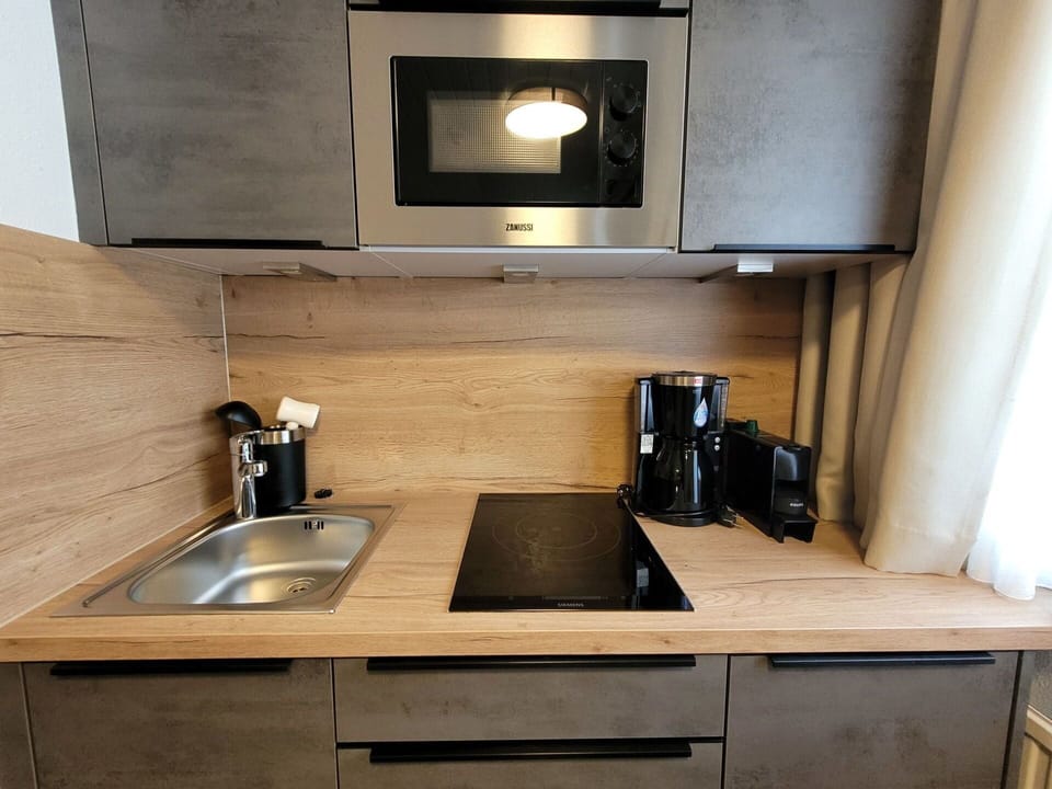 Countertop, Kitchen Sink, Cabinetry, Property, Sink, Tap, Kitchen Appliance, Kitchen, Wood, Home Appliance
