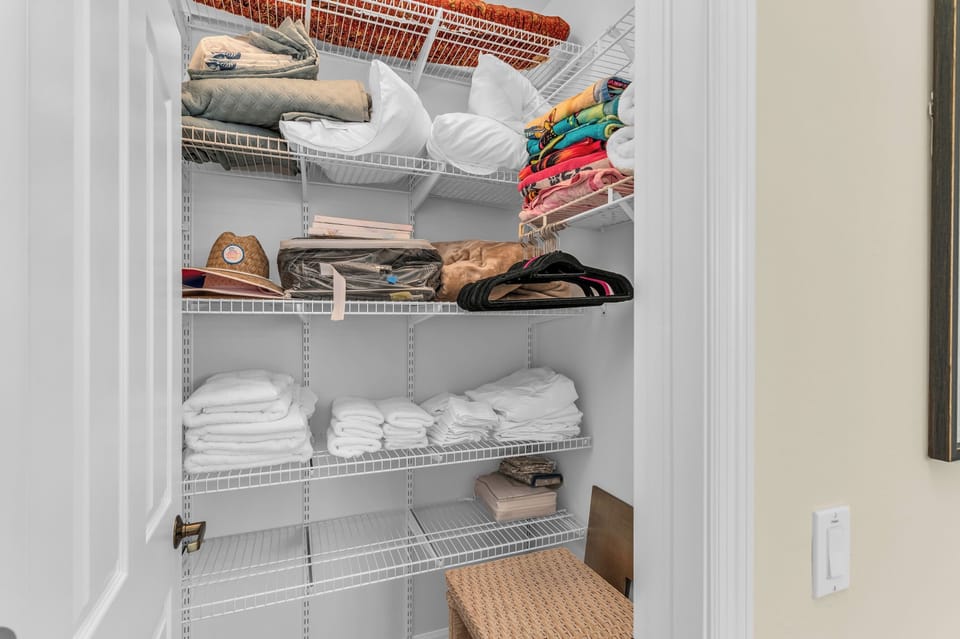 Queen guest bedroom closet