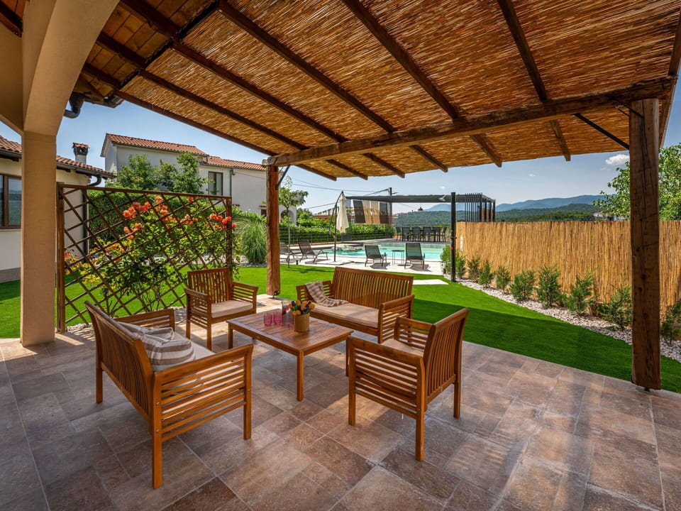 Plant, Table, Furniture, Building, Flower, Flowerpot, Wood, Shade, Outdoor Furniture, Outdoor Table