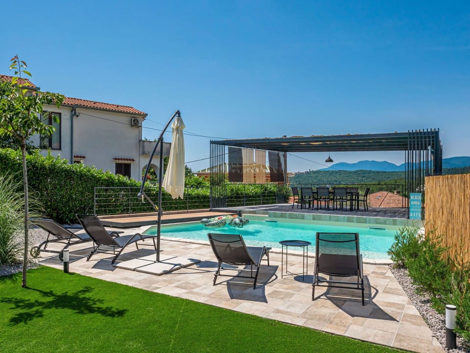 Water, Plant, Sky, Property, Swimming Pool, Shade, Chair, Outdoor Furniture, Building, Table