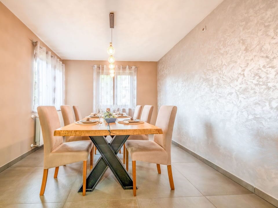 Table, Furniture, Property, Wood, Chair, Kitchen & Dining Room Table, Interior Design, Window, Shade, House