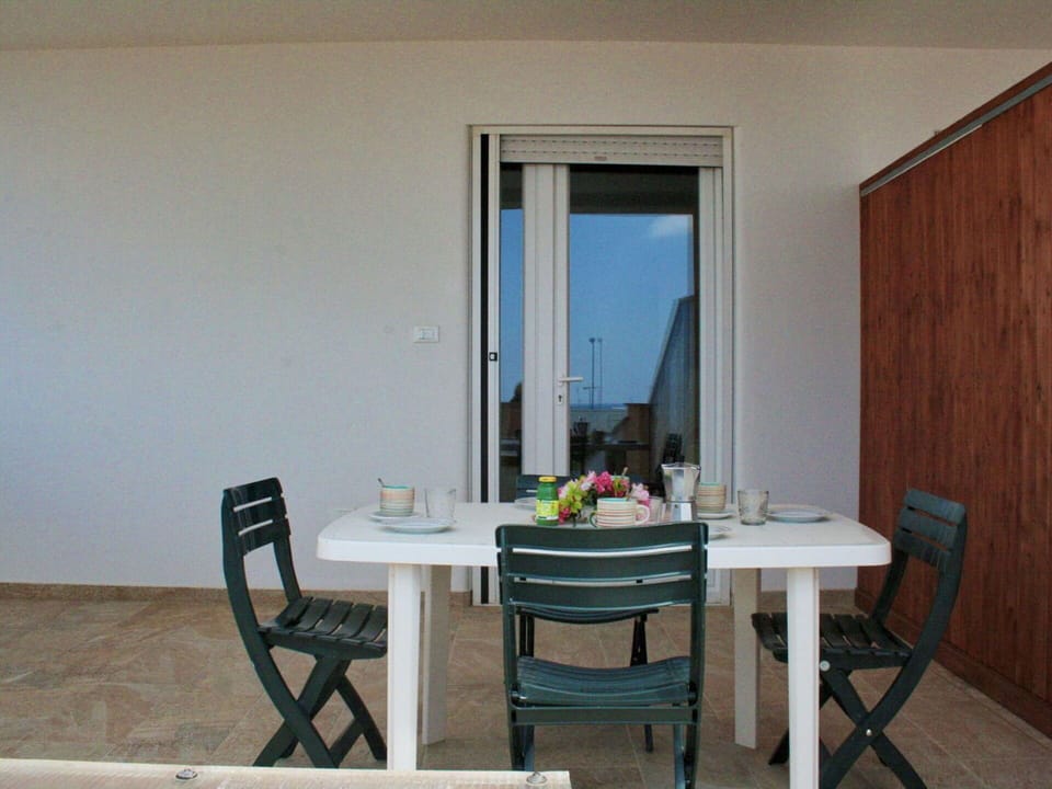 Table, Furniture, Building, Wood, Chair, Interior Design, House, Floor, Flooring, Hardwood