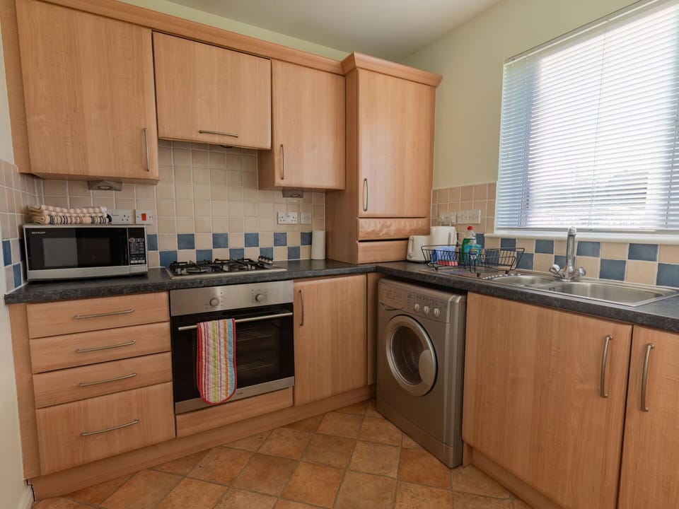 Cabinetry, Countertop, Property, Kitchen Appliance, Kitchen Stove, Kitchen, Home Appliance, Wood, Window Blind, Interior Design