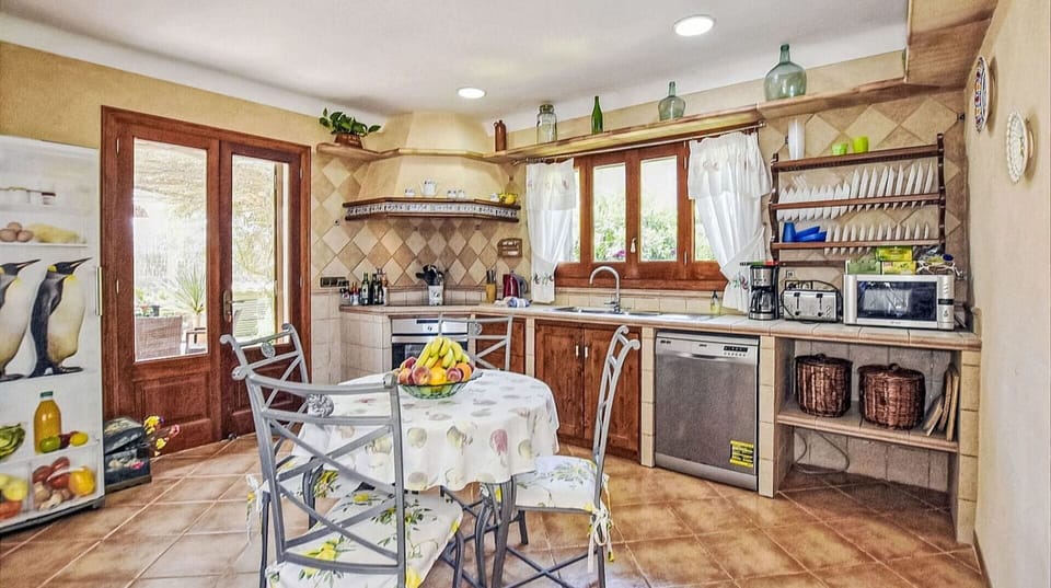 Cabinetry, Furniture, Property, Table, Wood, Picture Frame, Countertop, Kitchen, Interior Design, Chair