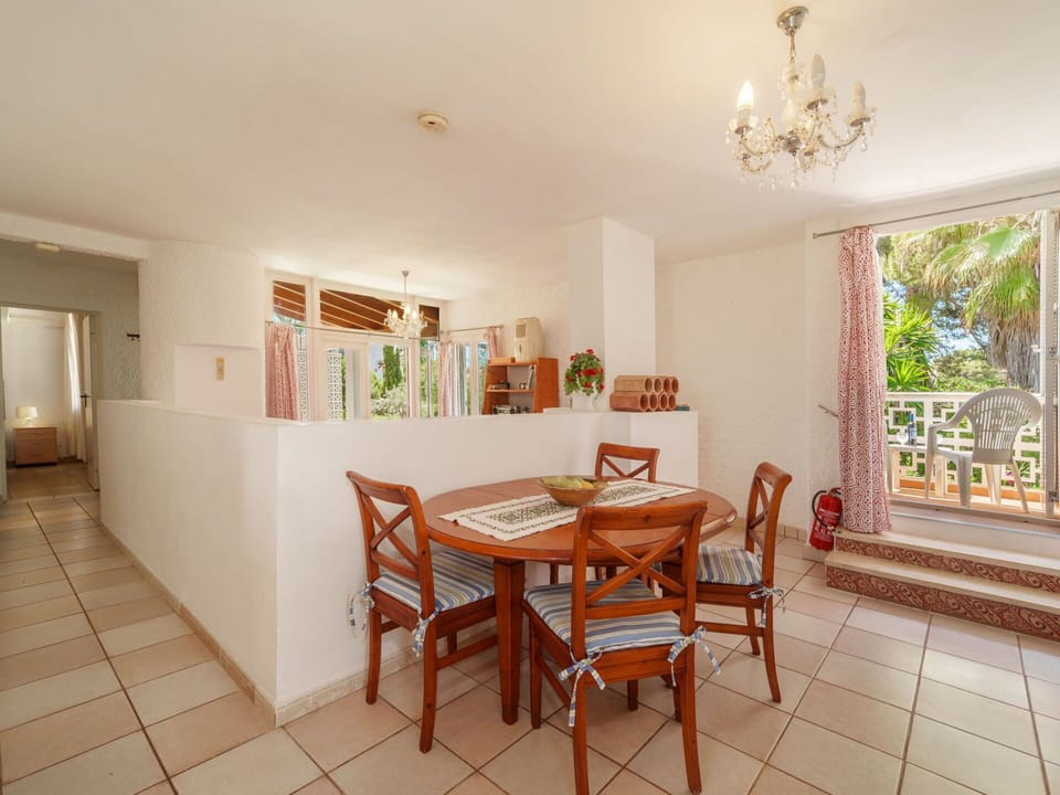 Table, Furniture, Property, Chair, Wood, Interior Design, Picture Frame, Floor, Flooring, Houseplant