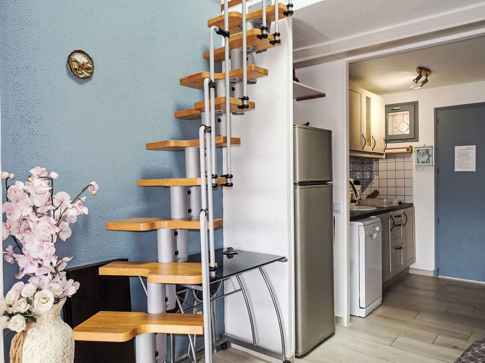 Furniture, Interior Design, Flooring, Wood, Ceiling, Floor, Chair, Table, Apartment, Lighting