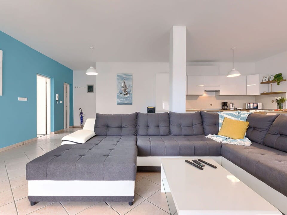Table, Property, Couch, Furniture, Interior Design, Rectangle, Studio Couch, Floor, Flooring