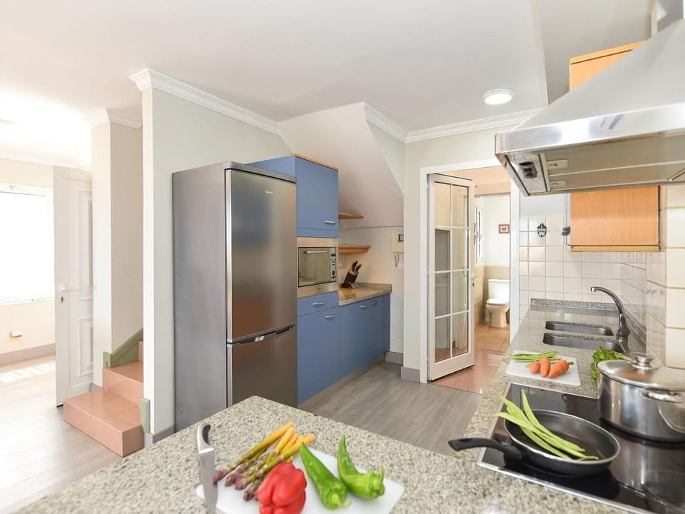 Property, Cabinetry, Kitchen Sink, Tableware, Countertop, Wood, Kitchen Appliance, Kitchen, Interior Design, Sink