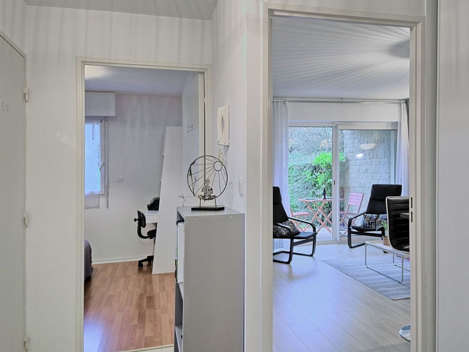 Building, Wood, Hall, Living Room, Door, Window, Flooring, Floor, Chair