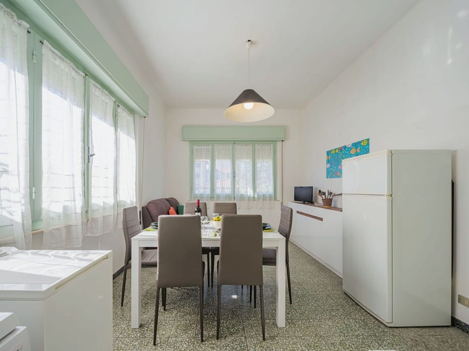 Table, Furniture, Property, Window, Cabinetry, Building, Chair, Interior Design, House