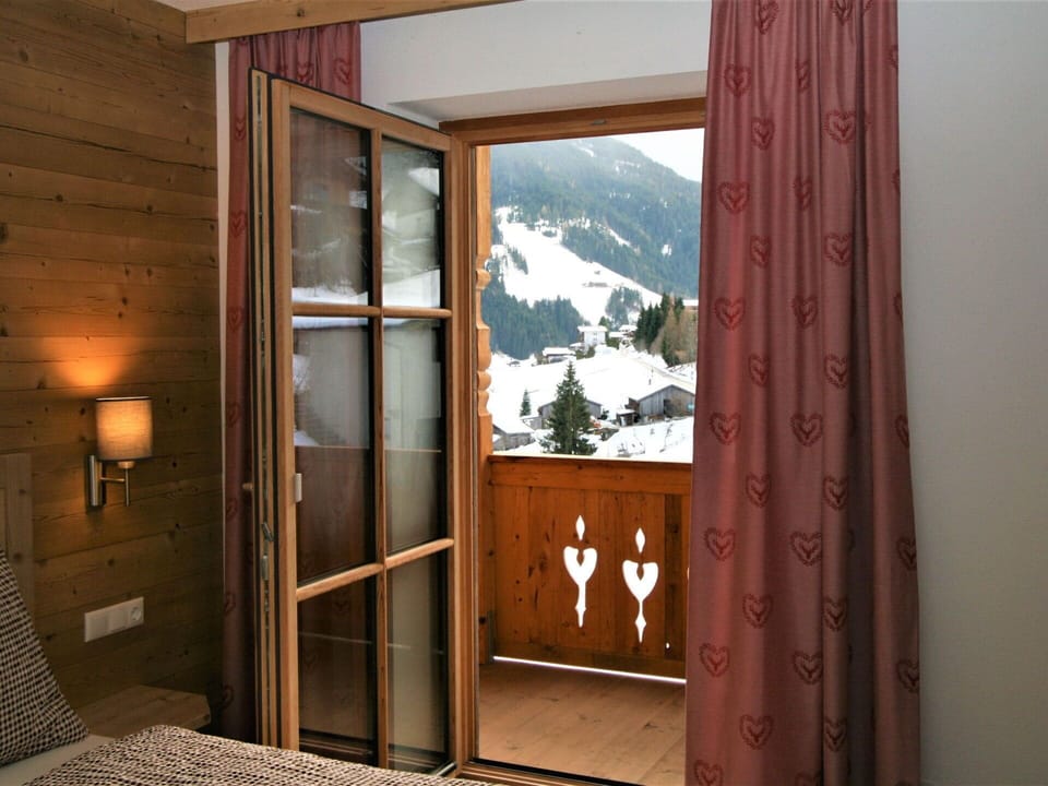 Property, Window, Door, Shade, Wood, Building, Plant, Hardwood, Lamp