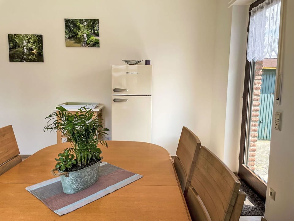 Table, Furniture, Plant, Building, Houseplant, Flowerpot, Desk, Wood, Interior Design, Window