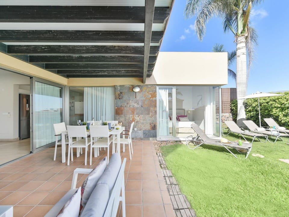 Property, Plant, Building, Architecture, Interior Design, Wood, Sky, Shade, Chair, Residential Area