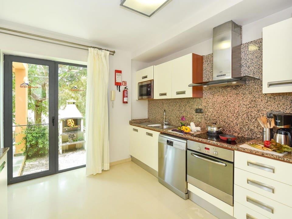 Cabinetry, Countertop, Property, Sink, Tap, Kitchen Stove, Kitchen, Wood, Building, Kitchen Appliance