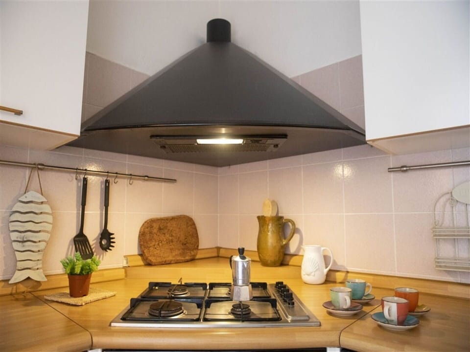 Building, Property, Table, Wood, Plant, Lighting, Interior Design, Kitchen, Countertop, Shade
