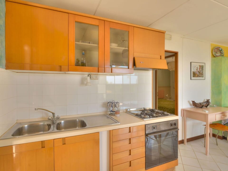 Cabinetry, Kitchen Sink, Sink, Countertop, Building, Tap, Wood, Interior Design, Kitchen, Floor