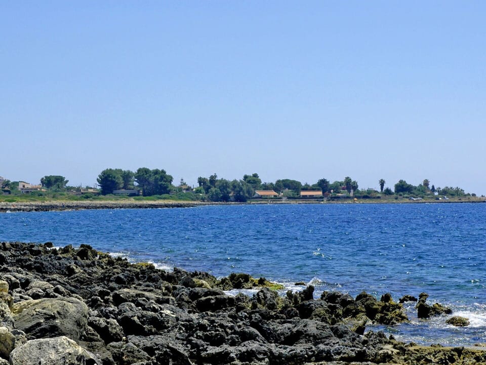 Water, Sky, Water Resources, Tree, Plant, Natural Landscape, Lake, Beach, Bank, Horizon