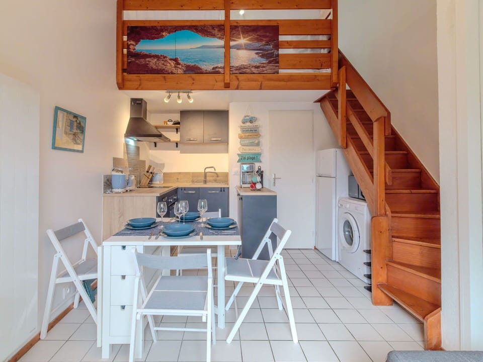 Table, Furniture, Building, Wood, Shelving, Interior Design, Floor, Flooring, Shelf, Paint