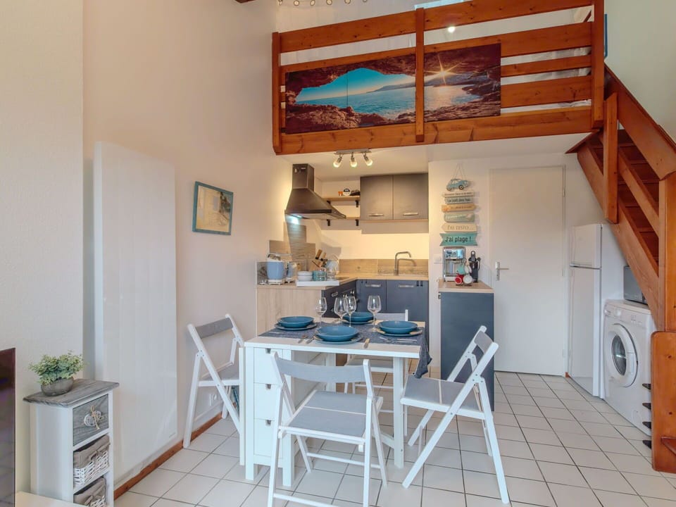 Furniture, Table, Building, Wood, Shelving, Interior Design, Picture Frame, Shelf, Floor, House