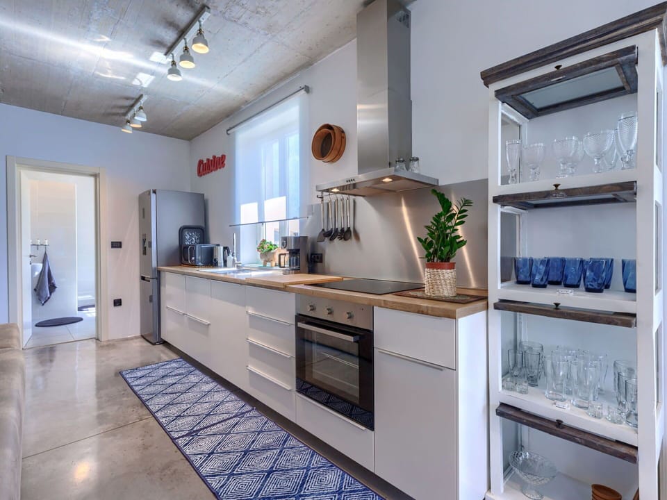 Cabinetry, Property, Countertop, Wood, Drawer, Kitchen, Tap, Interior Design, Kitchen Stove, Houseplant
