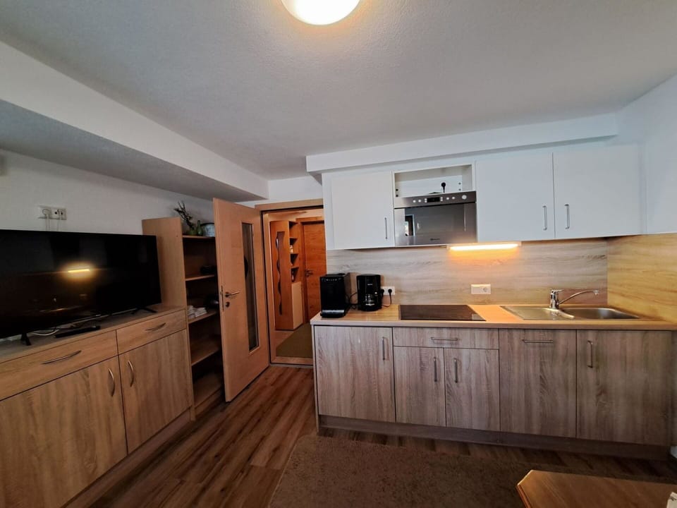 Brown, Cabinetry, Countertop, Property, Kitchen Appliance, Kitchen, Wood, Lighting, Interior Design, Building