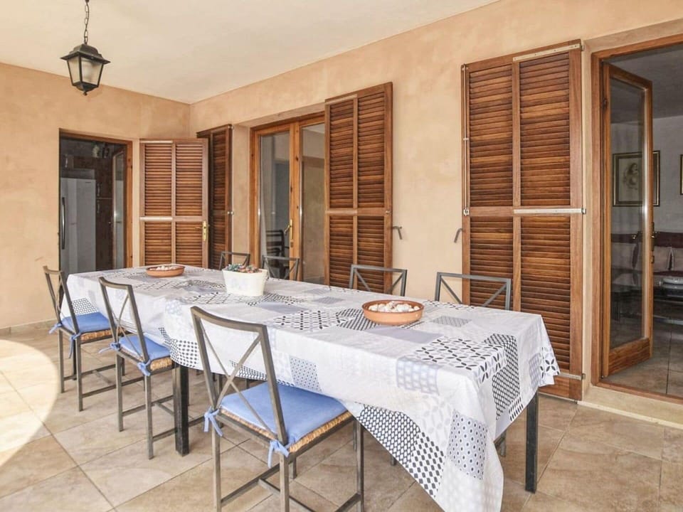 Table, Sky, Furniture, Property, Plant, Chair, Outdoor Table, Outdoor Furniture, Tableware, Building
