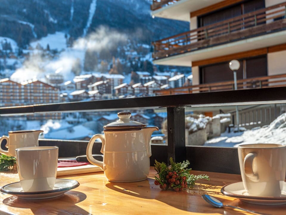 Tableware, Table, Drinkware, Furniture, Coffee Cup, Dishware, Building, Cup, Serveware, Teacup