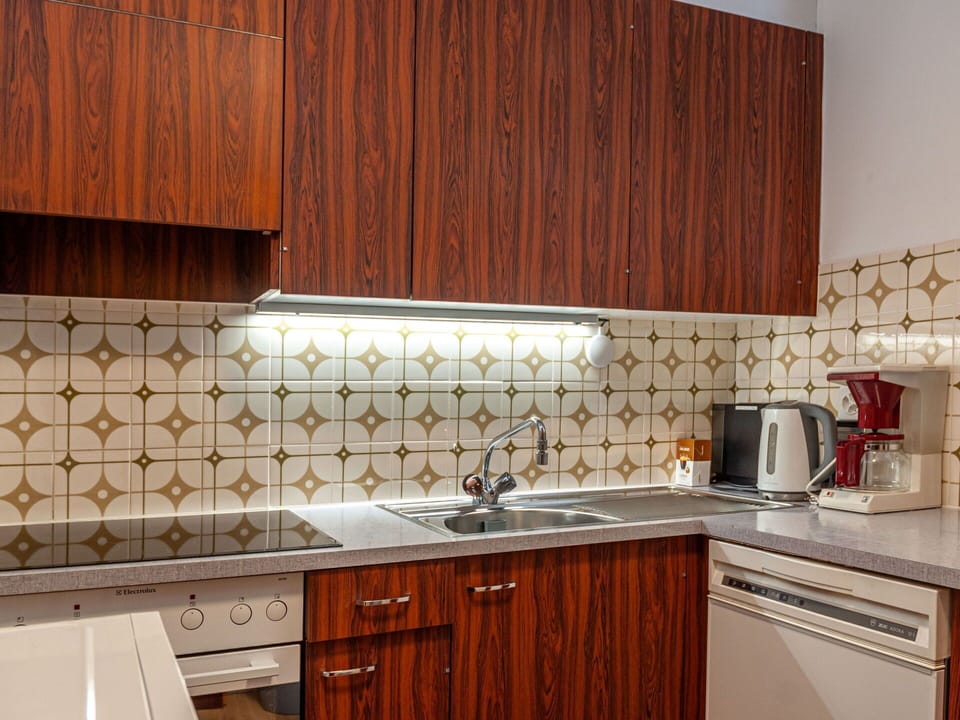 Brown, Countertop, Cabinetry, Kitchen Sink, Tap, Property, Furniture, Building, Sink, Kitchen
