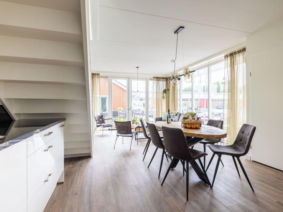 Flooring, Wood, Floor, Wood Flooring, Interior Design, Furniture, Apartment, Laminate Flooring, Ceiling, Chair