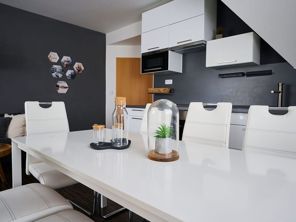 Property, Table, Furniture, Plant, Interior Design, Architecture, Shelving, Floor, Wood