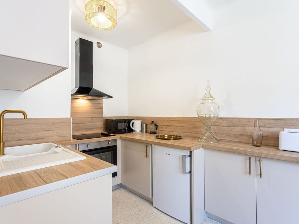 Cabinetry, Countertop, Property, Kitchen, Wood, Building, Lighting, Kitchen Stove, Interior Design, Flooring