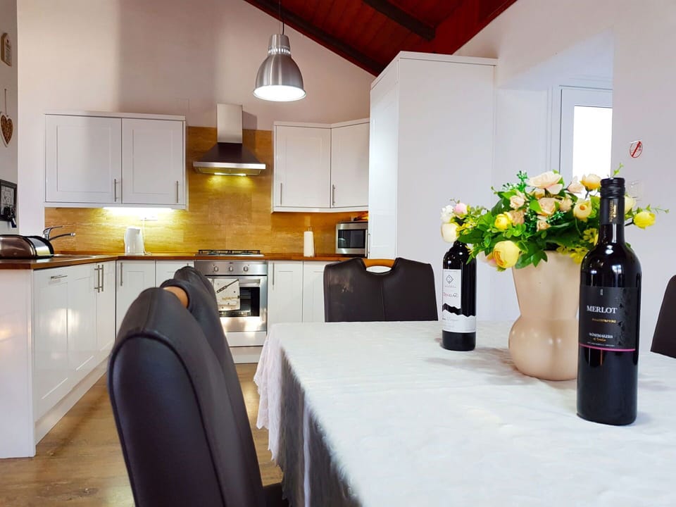 Building, Sky, Cloud, Daytime, Property, Window, Urban Design, Neighbourhood, Residential Area, City