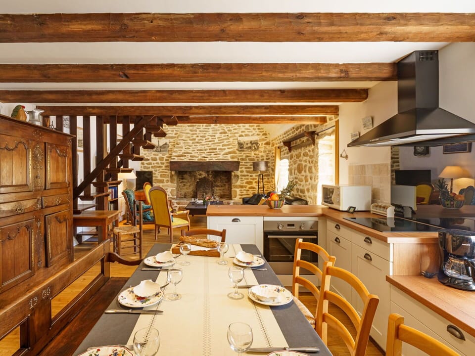 Property, Table, Tableware, Building, Wood, Lighting, Cabinetry, Chair, Interior Design, Countertop