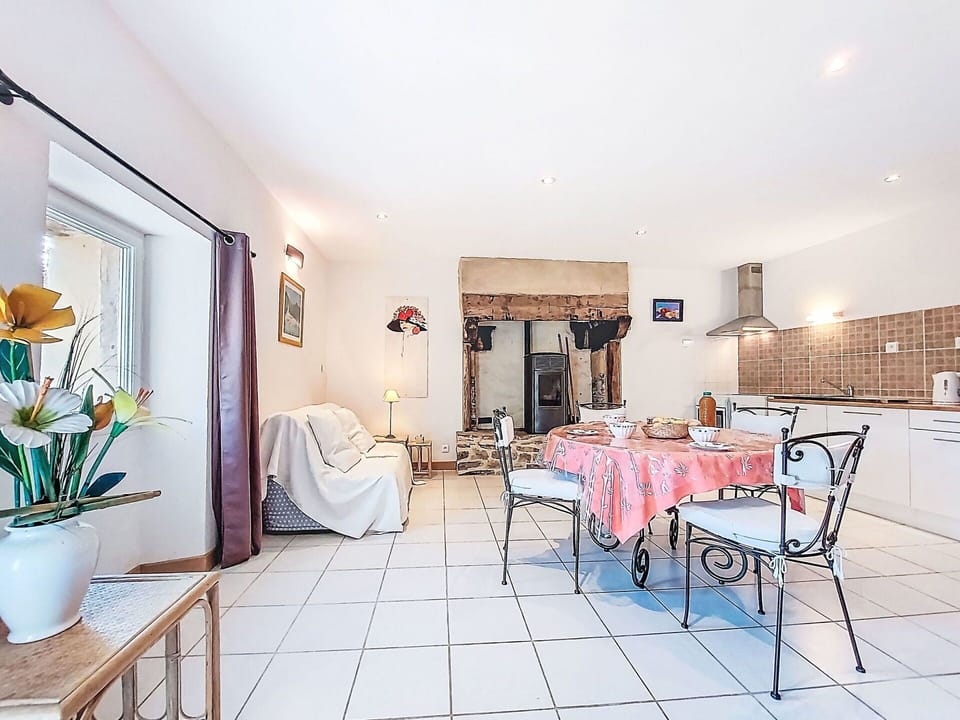 Bathtub, Plumbing Fixture, Jacuzzi, Hardwood, Wood Stain, Bathroom, Houseplant, Deck, Backyard