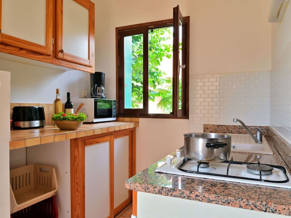 Property, Countertop, Kitchen Appliance, Cabinetry, Kitchen, Interior Design, Home Appliance, Kitchen Stove, Gas Stove, Architecture