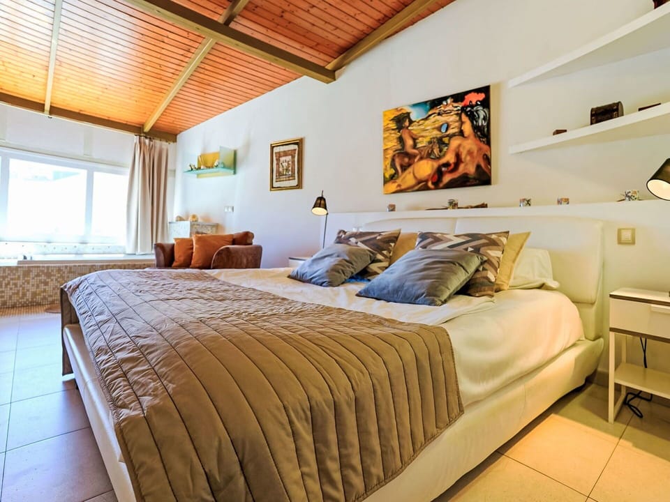 Bed, Furniture, Interior Design, Bedroom, Bedding, Bed Sheet, Floor, Flooring, Ceiling, Wood