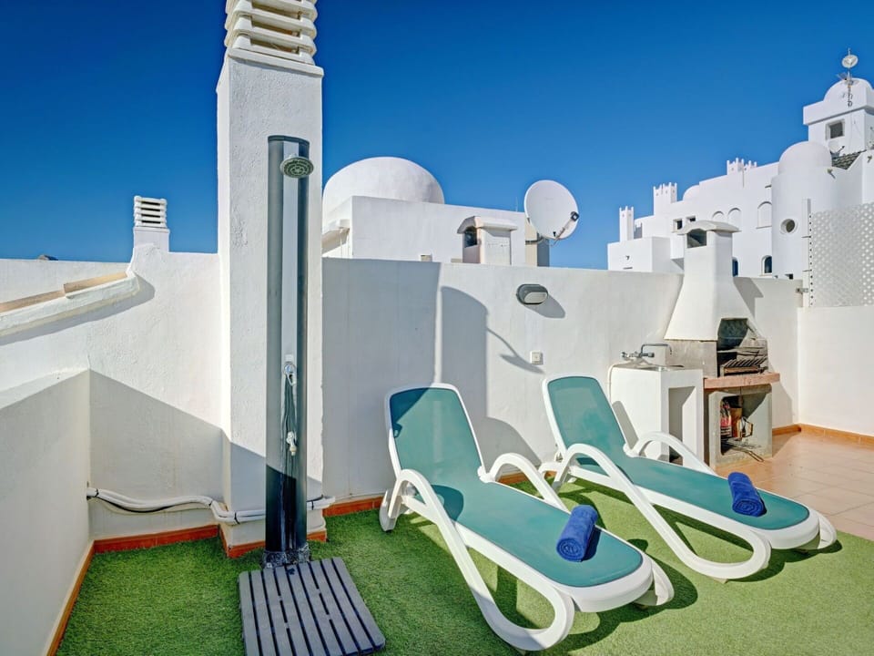 Sky, Plant, Building, Window, Tree, Swimming Pool, House, Residential Area, Leisure, Urban Design