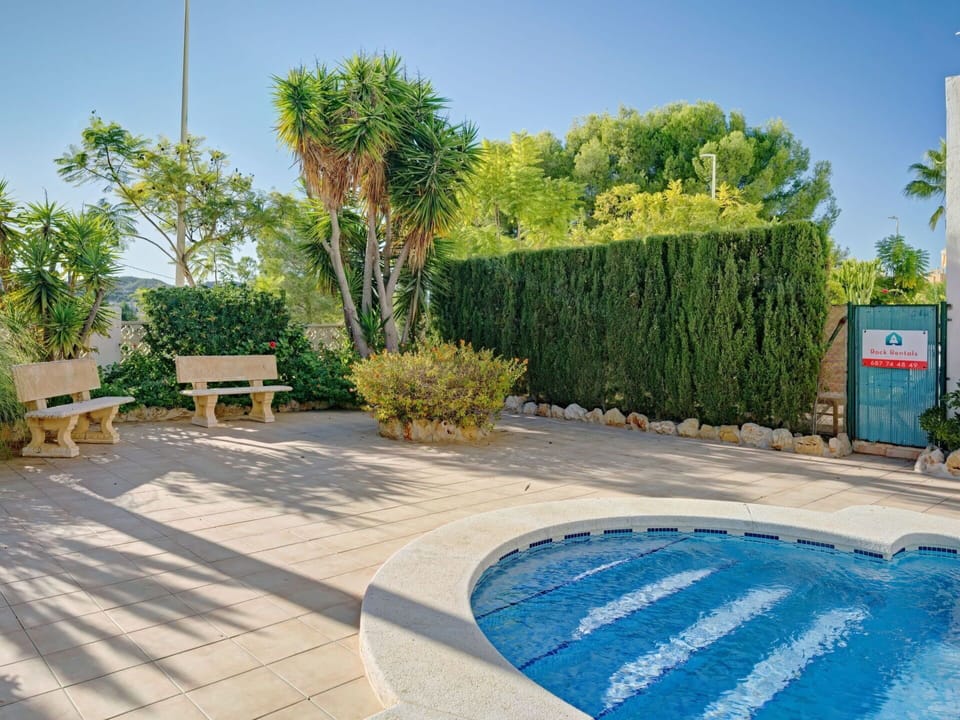 Sky, Plant, Building, Window, Tree, Swimming Pool, House, Residential Area, Leisure, Urban Design