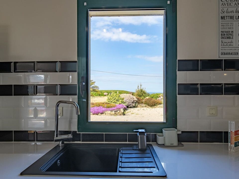 Property, Cloud, Building, Sky, Plant, Window, Kitchen Sink, Rectangle, Interior Design, Sink