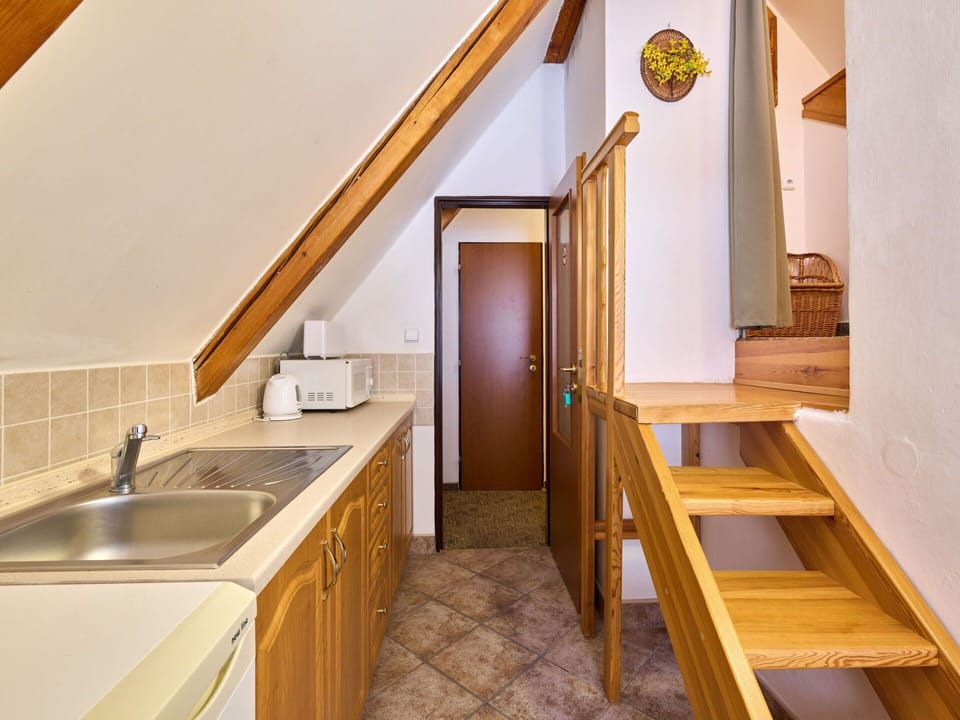 Kitchen Sink, Property, Sink, Cabinetry, Building, Tap, Wood, Interior Design, Countertop
