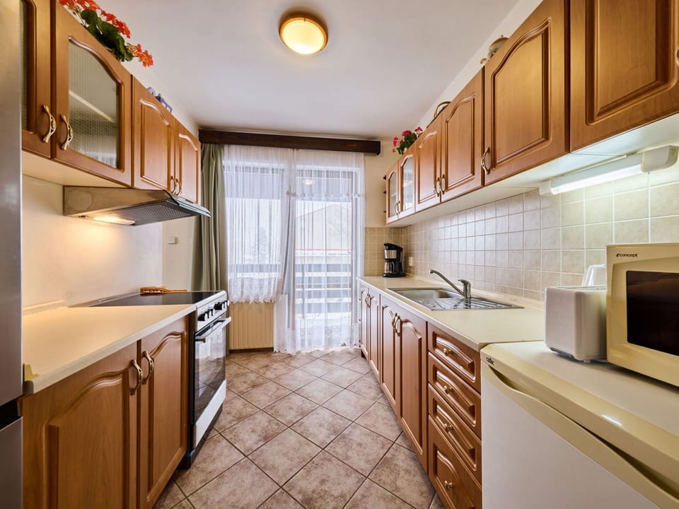 Countertop, Cabinetry, Furniture, Property, Kitchen Stove, Kitchen, Building, Kitchen Appliance, Wood, Lighting