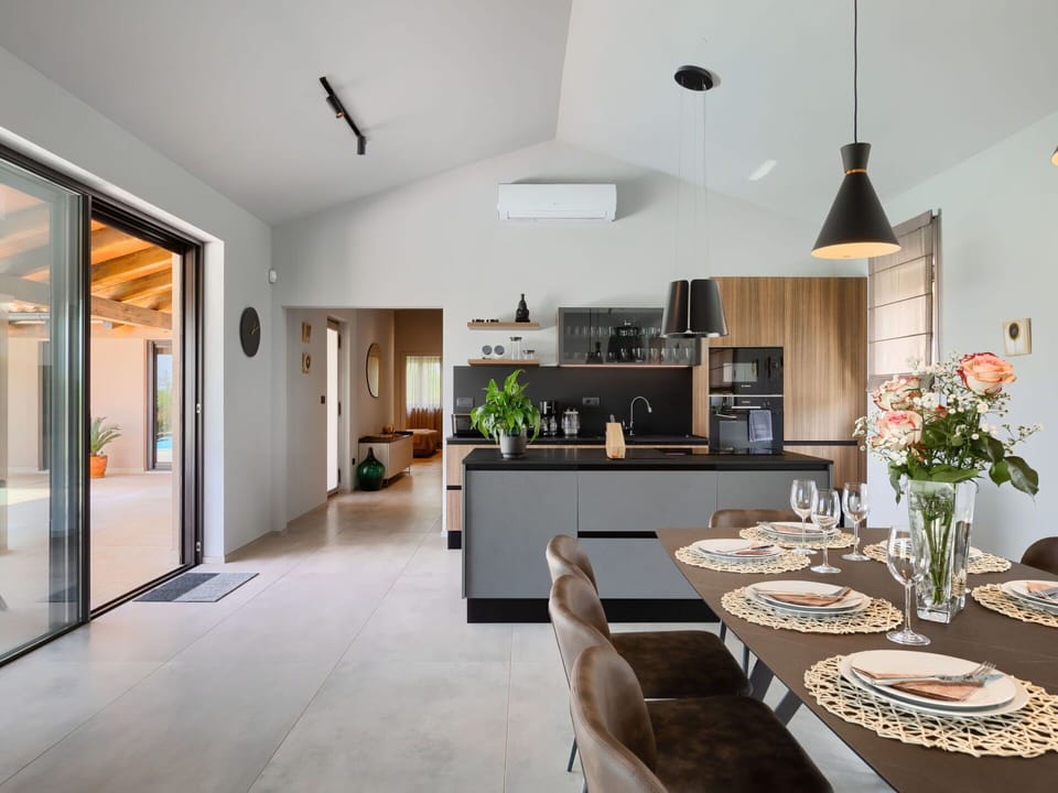 Property, Plant, Furniture, Table, Countertop, Houseplant, Wood, Interior Design, Floor, Cabinetry